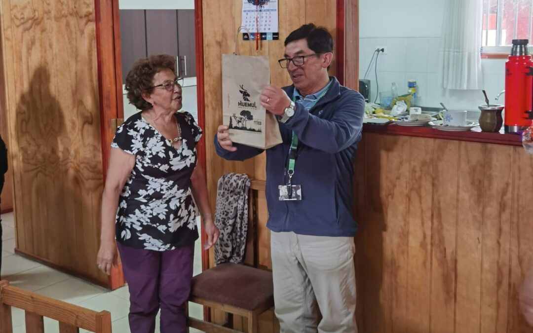 Reconocimiento a funcionario encargado de Posta y EMR del Sector Huellanto