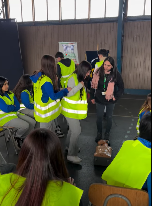 Estudiantes del Liceo Bicentenario Andrés Antonio Gorbea participan en Taller de Reanimación Cardiopulmonar